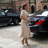 Denn auch Kronprinzessin Mary von Dänemark trug das Kleid von Beulah London im Juni 2020 zu einer Kunstausstellung – allerdings in der Farbe Beige. Doch egal ob Blush oder Nude – beiden steht das elegante Kleid hervorragend!