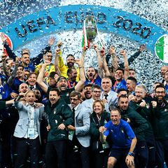 Sie haben allen Grund zu jubeln: Italien gewinnt nach einem spannenden Elfmeterschießen gegen England die UEFA Euro 2020 und feiert im Londoner Wembley-Stadion. Für Italien ist es der zweite Titel bei einer Fußball-Europameisterschaft.