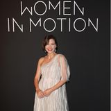 Während des Filmfestivals finden in Cannes auch viele Nebenveranstaltungen statt, so auch die "Women in Motion"-Awards, wo sich Maggie Gyllenhaal im romantischen One-Shoulder-Look präsentiert.