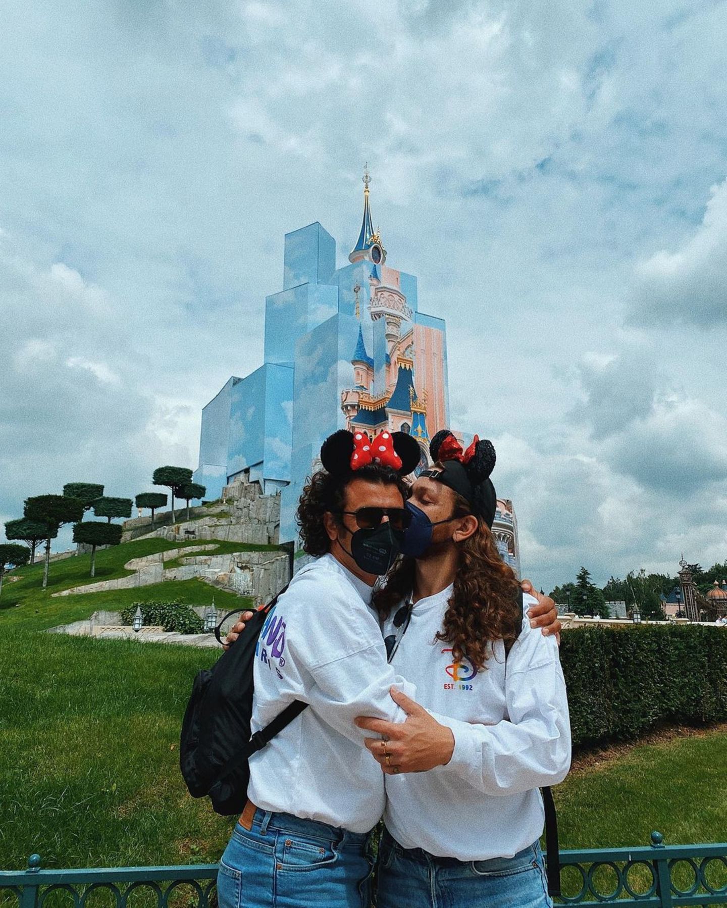 Für Riccardo Simonetti und seinen Partner geht es für ein paar Tage ins wunderbare Disneyland Paris. Bevor die beiden Mickey Mouse und Co. einen Besuch abstatten, bleibt noch Zeit für ein romantisches Selfie vor dem berühmten Disney Schloss. 