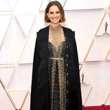 Bei den Oscars 2020 begeistert Natalie Portman in einem atemberaubenden Design aus dem Hause Dior. Doch wer genauer hinschaut, sieht, dass dieser Look eine wichtige Botschaft verbirgt ...