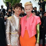 Tilda Swinton and Timothée Chalamet posieren zusammen für die Fotografen.