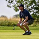 13. Juli 2021  Am Vormittag startet Prinz Daniel mit seinem Team beim traditionellen  "Victoria Golf" auf Öland, das alljährlich im Rahmen der Victoriatage stattfindet. Nach anfänglich schlechten Wetterbedingungen lässt sich schließlich die Sonne blicken und der Royal kann für den guten Zweck seinen Golfschläger schwingen. 