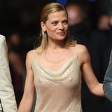 In einem Hauch von Nichts schreitet Schauspielerin Mélanie Thierry an der Seite ihrer Kolleg:innen über den roten Teppich in Cannes. Das Kleid stammt aus einer Kollektion der Designermarke Celine. Nur ein beigefarbener Slip verdeckt das Nötigste. Hut ab für den mutigen Look!  
