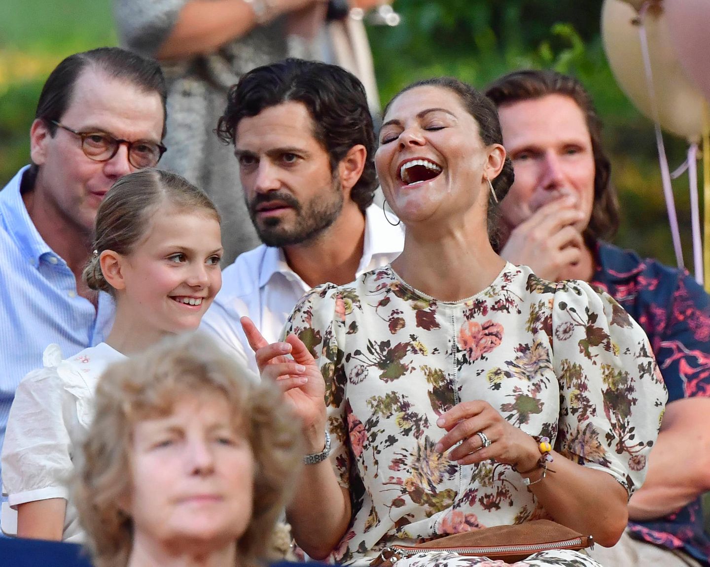In ausgelassener Stimmung genießt Prinzessin Victoria den gelungenen Abend im Kreise ihrer Familie auf Schloss Solliden.