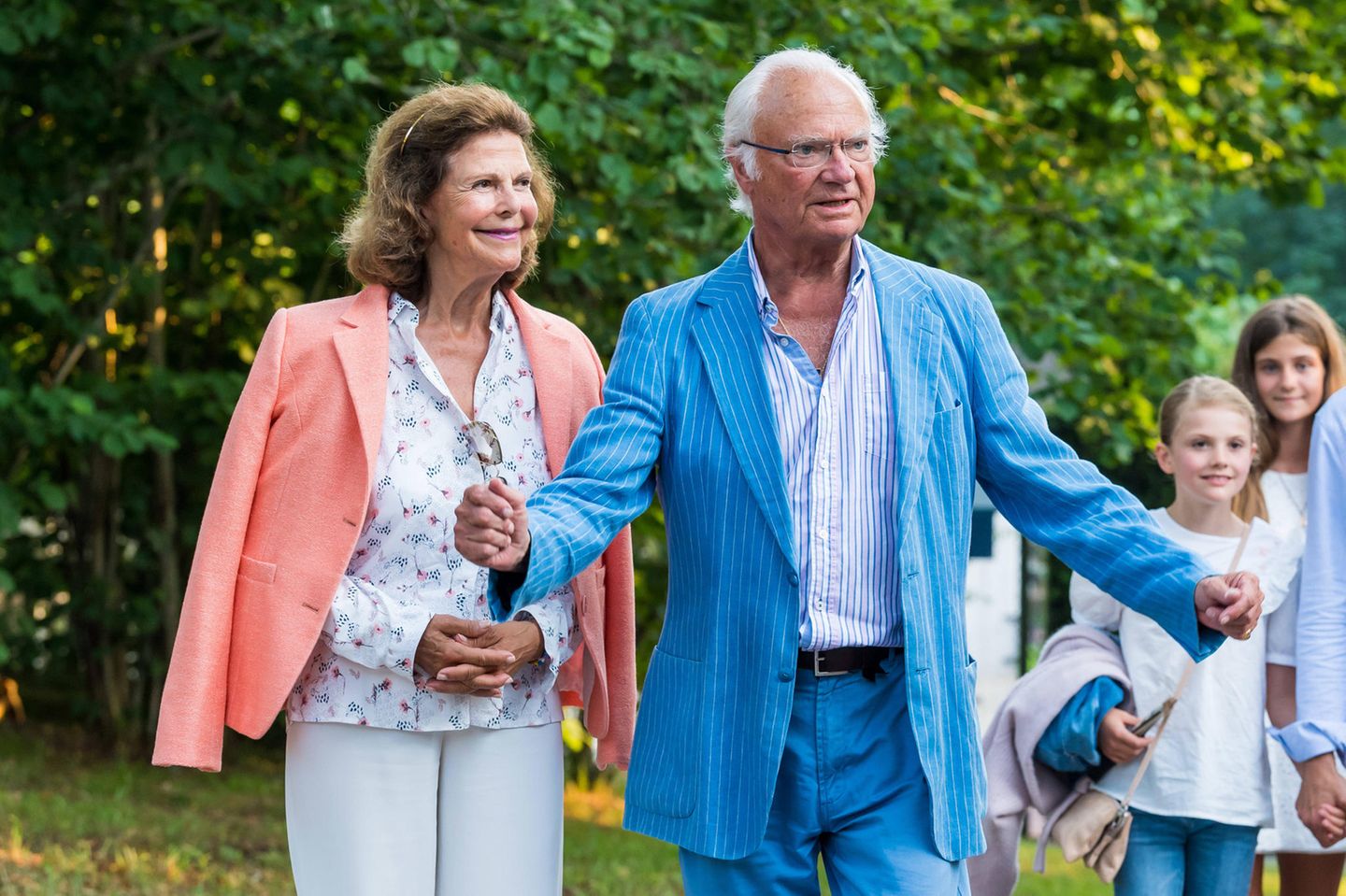 Auch Victorias Eltern, Königin Silvia und König Carl Gustaf, haben sich für die Veranstaltung sommerlich-schick herausgeputzt.
