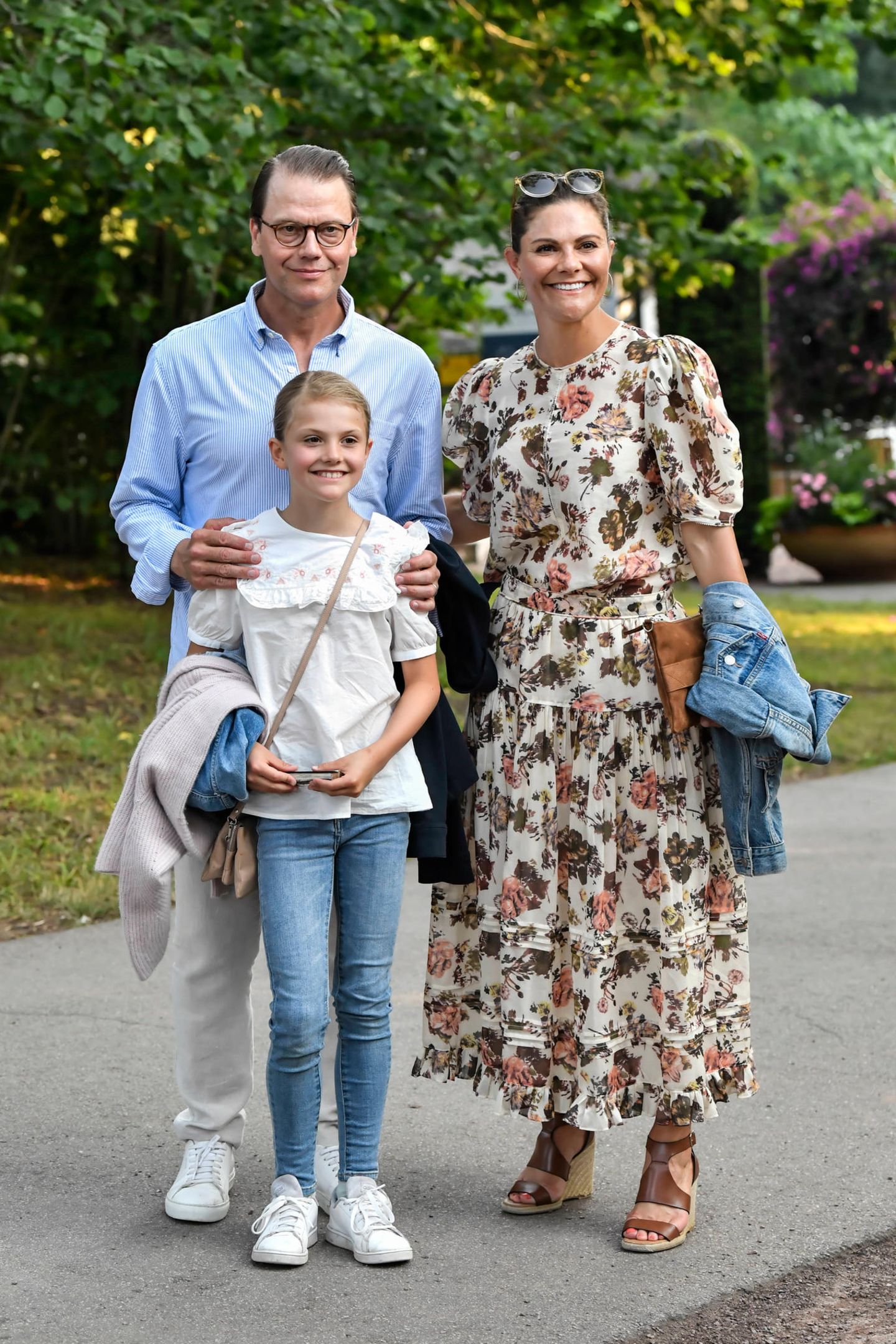 Die schwedische Königsfamilie lässt es sich aktuell auf Schloss Solliden, der idyllisch gelegenen Sommerresidenz auf der Insel Öland, gut gehen. Gewohnt lässig und bestens gelaunt gehen Prinzessin Victoria, Prinz Daniel und Tochter Estelle dem musikalischen Abend entgegen.