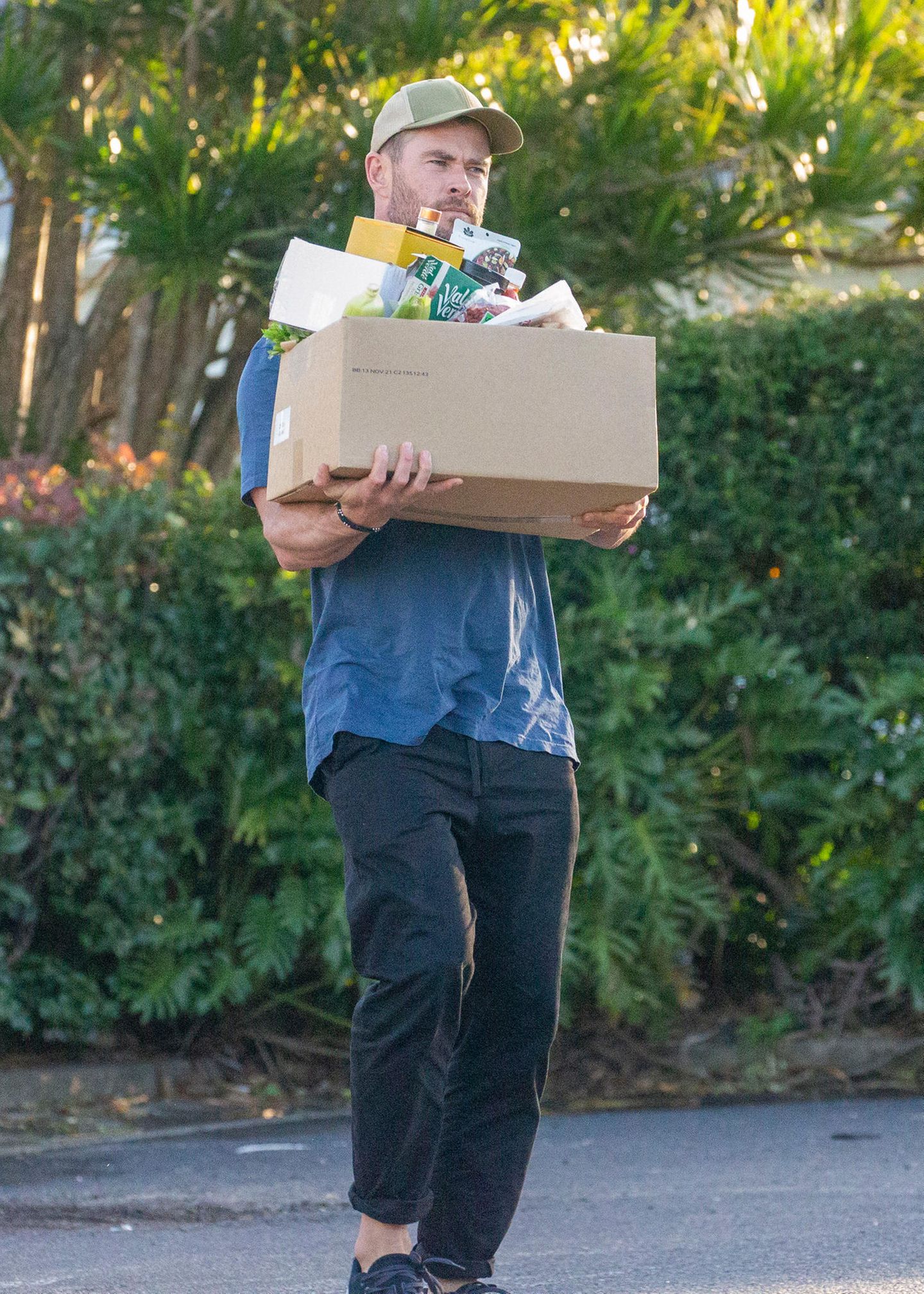 Chris Hemsworth trägt seinen vollgepackten Karton aus einem Supermarkt in Sydney. Unter den Leckereien für seine Familie befinden sich viele gesunde Snacks wie Sellerie, Mais, Goji-Beeren und Nüsse. 
