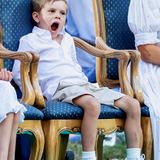 Denn anders als der Rest der Familie findet Prinz Oscar die Veranstaltung etwas langweilig; trotzdem hält sich der Fünfjährige, der heute sein Debüt beim Victoria-Konzert gibt, wacker auf seinem Stuhl.