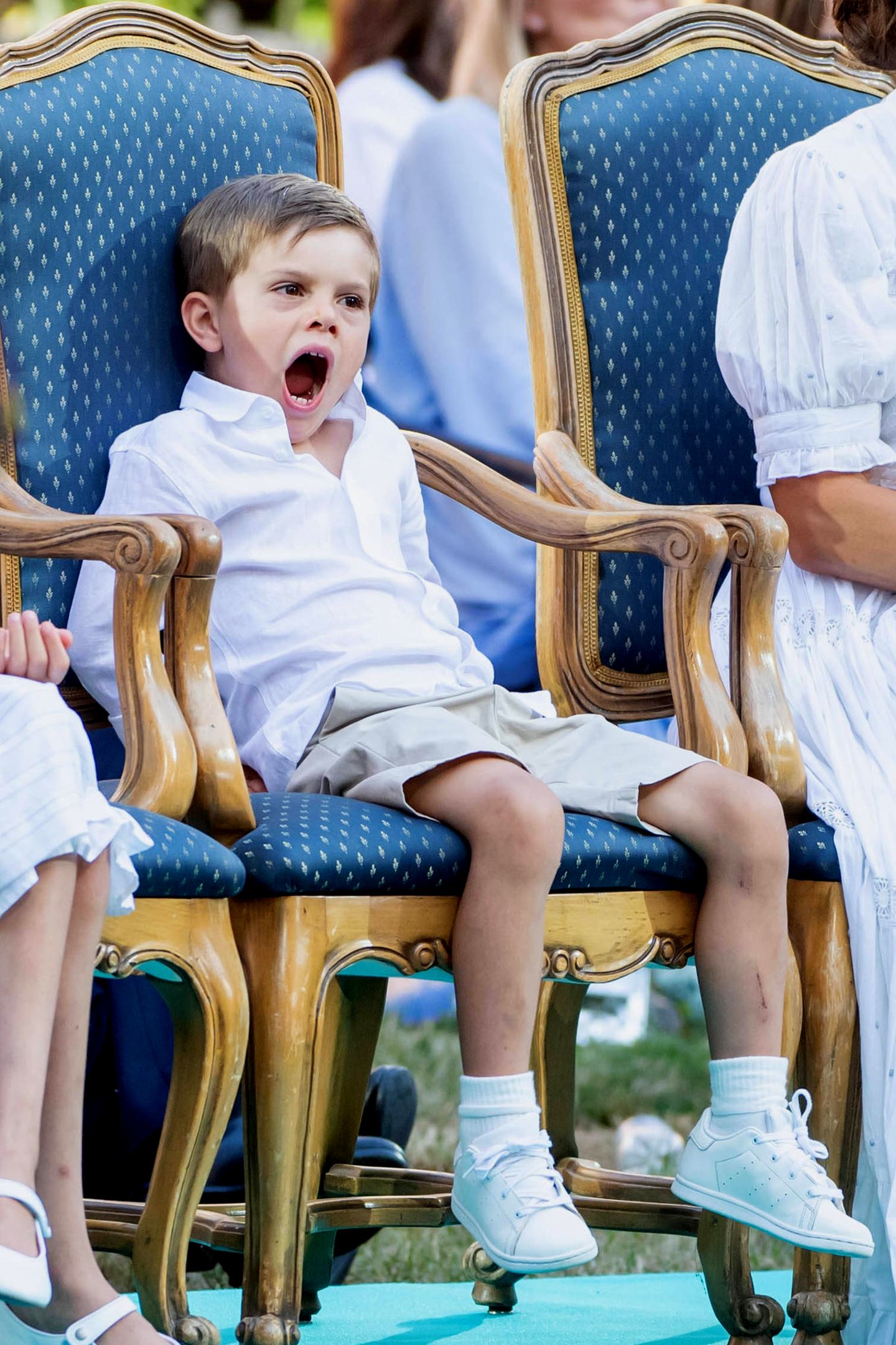Denn anders als der Rest der Familie findet Prinz Oscar die Veranstaltung etwas langweilig; trotzdem hält sich der Fünfjährige, der heute sein Debüt beim Victoria-Konzert gibt, wacker auf seinem Stuhl.