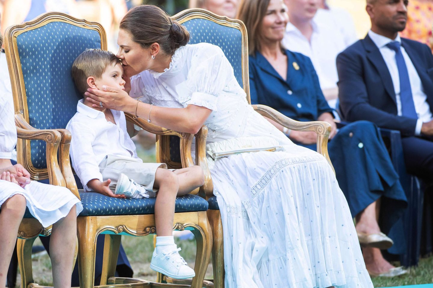 Für so viel Geduld gibt es auch ein Küsschen von Mama Victoria für ihren kleinen Prinzen.