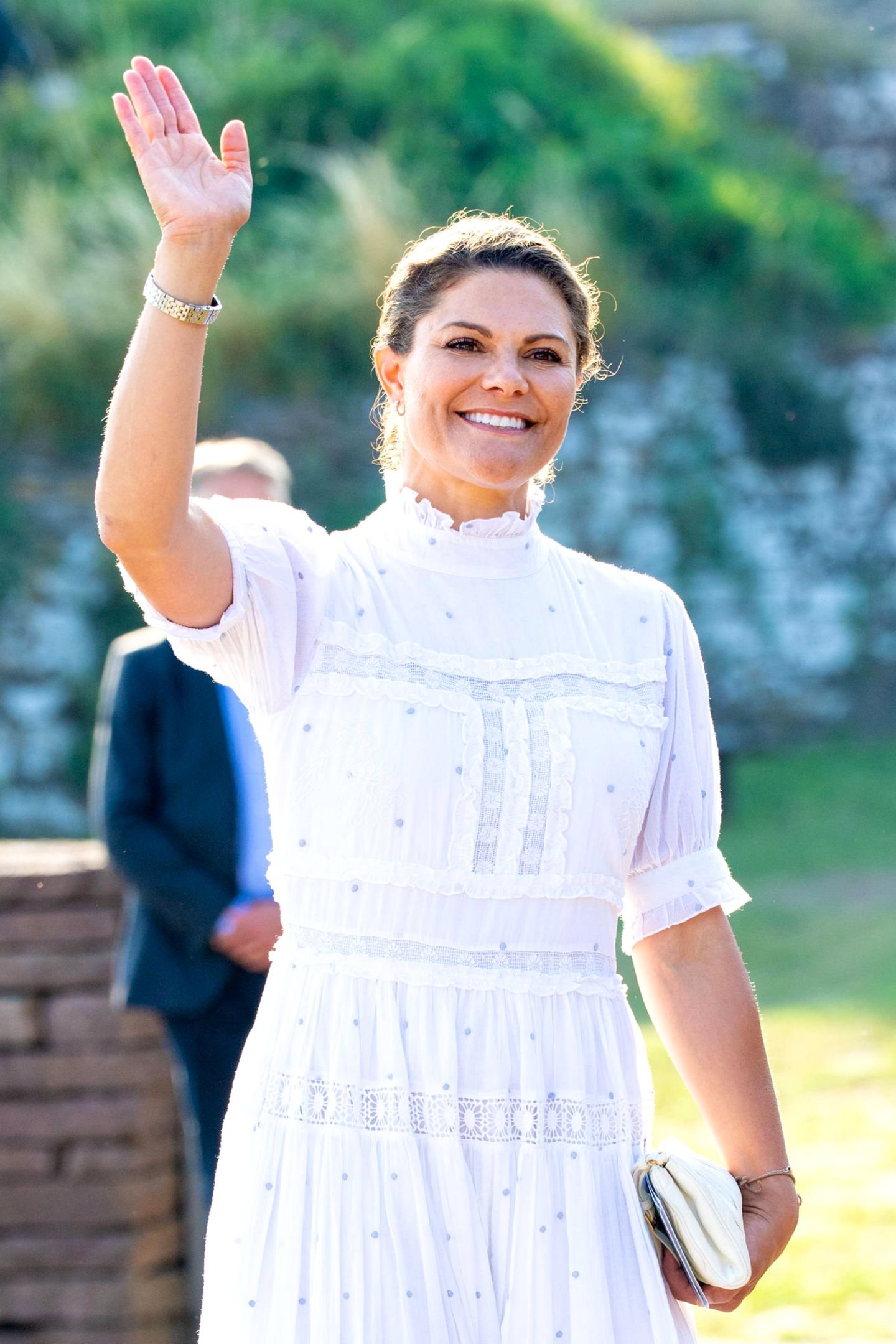 Prinzessin Victoria wird 44 Jahre alt und nicht nur ihre Familie, sondern das ganze Land feiert mit der strahlenden Thronfolgerin. Der Victoriatag ist eine liebgewonnene Tradition und normalerweise ein großes Spektakel in Schweden. Zwar werden in diesem Jahr immer noch keine persönlichen Glückwünsche von Besuchern entgegengenommen, aber die royalen Fans können das feierliche Ereignis im Fernsehen mitverfolgen.