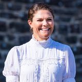 Doch nicht nur ihr Lachen verzaubert, sondern auch die süßen Details ihres Kleides. Der Kragen mit den Rüschen, die aufgestickten Pünktchen und die Puffärmel sorgen für einen femininen, verspielten Look. 