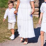 Auch ihre Accessoires, die ebenfalls in Weiß gehalten sind, können sich sehen lassen: Eine gesteppte Tasche von Miu Miu und sommerliche Espadrille Wedges von Maison Valentino sorgen für eine festliche Note. 