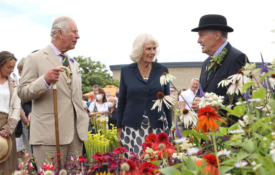 15. Juli 2021 Bei der diesjährigen "Great Yorkshire Show" schnuppern Prinz Charles und Herzogin Camilla ein bisschen Landluft. An der Seite seiner Gattin erkundet der britische Thronfolger die Landwirtschaftsausstellung in Harrogate stilecht mit einem Schäferstock in seiner Hand. 15. Juli 2021 Bei der diesjährigen "Great Yorkshire Show" schnuppern Prinz Charles und Herzogin Camilla ein bisschen Landluft. An der Seite seiner Gattin erkundet der britische Thronfolger die Landwirtschaftsausstellung in Harrogate stilecht mit einem Schäferstock in seiner Hand.