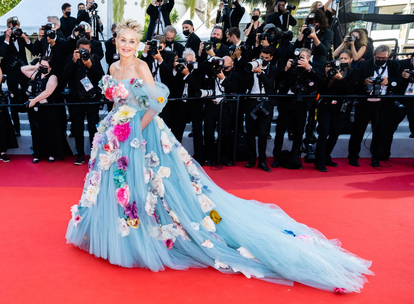 Sharon Stone setzt auf Flower Power. Das aufwendig bestickte Tüllkleid von Dolce & Gabbana ist zwar nicht jedermanns, doch die Blicke sind der Schauspielerin auf dem roten Teppich garantiert. 