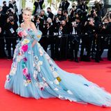 Sharon Stone setzt auf Flower Power. Das aufwendig bestickte Tüllkleid von Dolce & Gabbana ist zwar nicht jedermanns, doch die Blicke sind der Schauspielerin auf dem roten Teppich garantiert. 