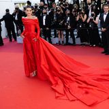 Farblich abgestimmt zum roten Teppich erscheint Marta Lozano in einem Hybrid aus Kleid und Jumpsuit von Lorenzo Caprile. Besonders extravagant ist die Schleppe, die die Schauspielerin hinter sich zieht.