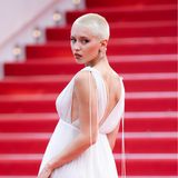 Iris Law ist kaum wiederzuerkennen. Vor Kurzem hatte sich die Tochter von Jude Law ihre braunen Haare zu einem Buzz Cut schneiden und blond färben lassen. Auf dem roten Teppich überrascht sie positiv in Cannes mit ihrer neuen Frisur und einem Traum-Kleid von Dior. 