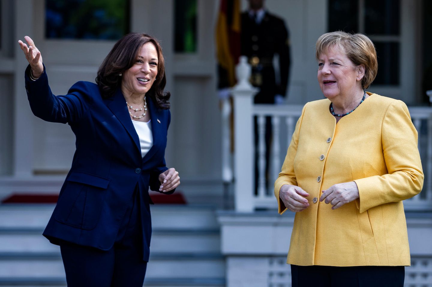 Powerfrauen unter sich! Bundeskanzlerin Angela Merkel trifft US-Vizepräsidentin Kamala Harris. Beim Empfang scheinen sich beide nicht nur prächtig zu verstehen, auch optisch sind sie sich einig: farbiger Blazer kombiniert mit Perlenkette. Während Kamala Harris sowohl bei ihrem Blazer, als auch bei ihrer Kette auf schlichte Farben setzt, geht es Angela Merkel bunter an und sticht mit ihrem hochgeschlossenen gelben Blazer direkt ins Auge.