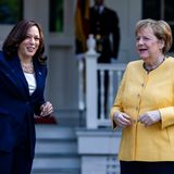Powerfrauen unter sich! Bundeskanzlerin Angela Merkel trifft US-Vizepräsidentin Kamala Harris. Beim Empfang scheinen sich beide nicht nur prächtig zu verstehen, auch optisch sind sie sich einig: farbiger Blazer kombiniert mit Perlenkette. Während Kamala Harris sowohl bei ihrem Blazer, als auch bei ihrer Kette auf schlichte Farben setzt, geht es Angela Merkel bunter an und sticht mit ihrem hochgeschlossenen gelben Blazer direkt ins Auge.