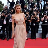 Mit diesem schulterfreien Nude-Look von Alberta Ferretti zeigt sich Topmodel Stella Maxwell in Cannes so richtig romantisch.
