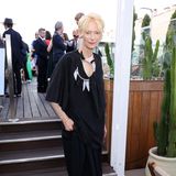 Dezent und doch ein Hingucker: Tilda Swinton zeigt sich bei einer Cannes-Party im weiten Dress mit Feder-Detail.