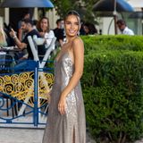 Hana Cross wird in ihrem sommerlichen Glamour-Look schon direkt vor dem Hotel Martinez abgelichtet, bevor es auf den roten Teppich geht, der hoch zum Festivalhaus führt.