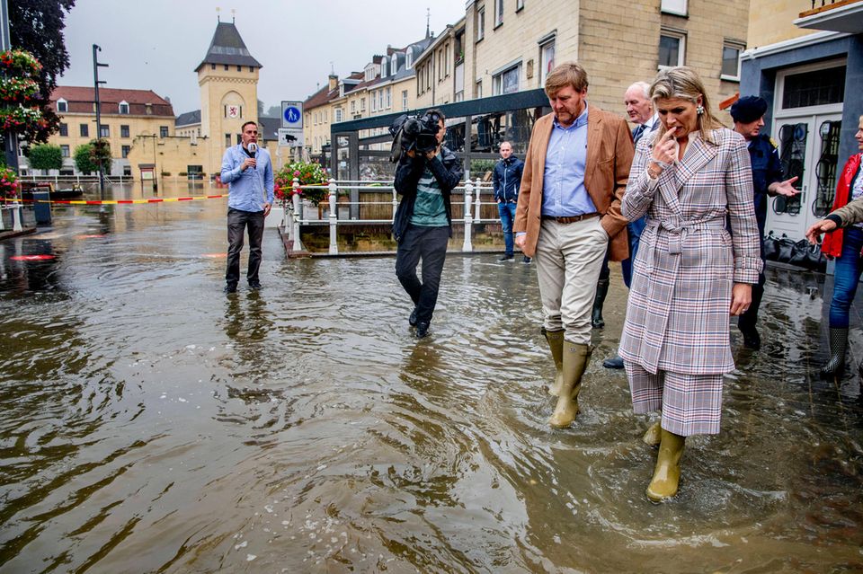 Beim Besuch der überschwemmten Stadtteile zeigen Willem-Alexander und Máxima ihre Anteilnahme. Sie reden mit Hilfskräften und Betroffenen über die aktuelle Situation und den Folgen der Fluten. Beim Besuch der überschwemmten Stadtteile zeigen Willem-Alexander und Máxima ihre Anteilnahme. Sie reden mit Hilfskräften und Betroffenen über die aktuelle Situation und den Folgen der Fluten.