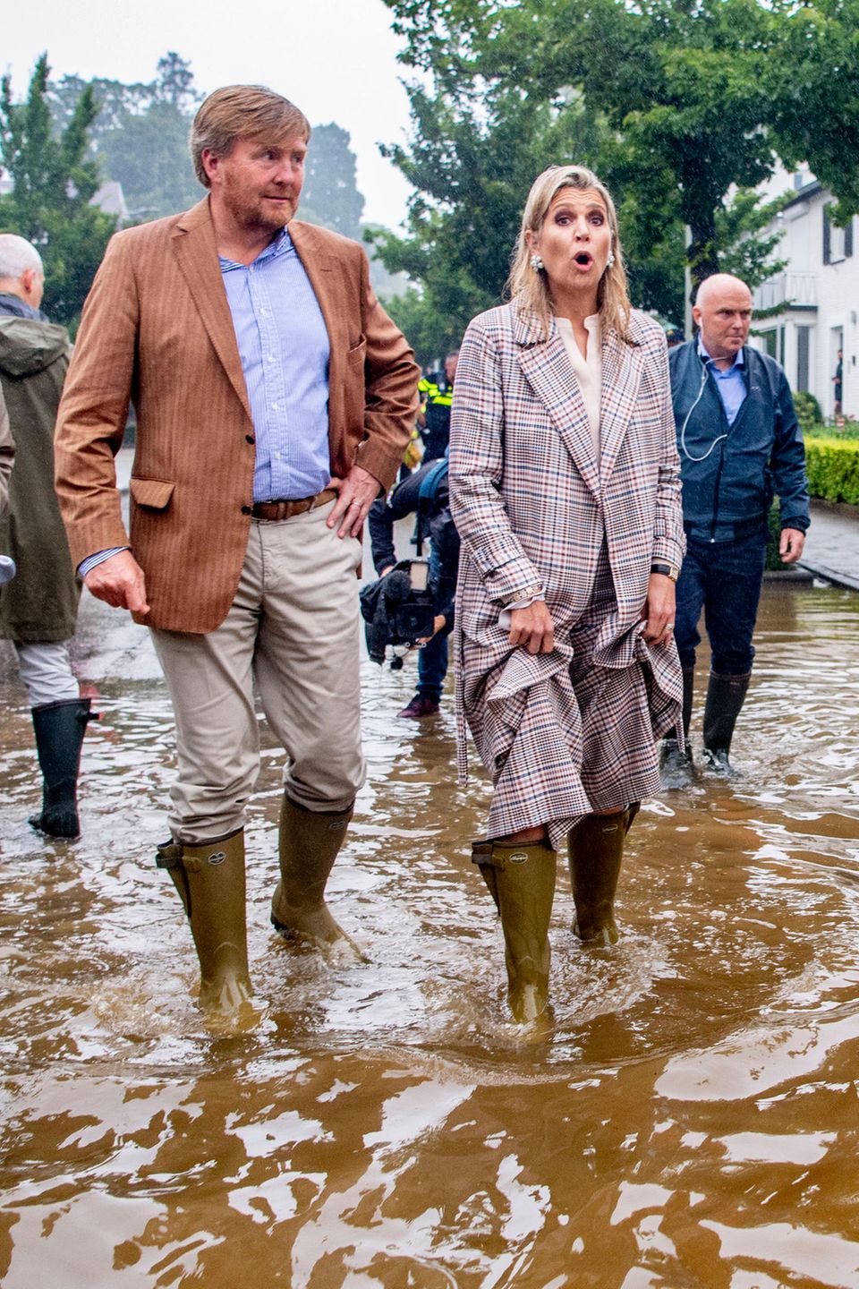 15. Juli 2021 Auch die Niederlande bleiben von den Folgen der katastrophalen Unwetter nicht verschont. Aus diesem Grund ziehen sich König Willem-Alexander und Königin Máxima heute die Gummistiefel an, um sich in einen Überblick über die Lage im niederländischen Valkenburg zu machen. Das Königspaar wird durch die überschwemmten Straßen geführt und ist schockiert über die teilweise wadenhohen Wassermassen. 15. Juli 2021 Auch die Niederlande bleiben von den Folgen der katastrophalen Unwetter nicht verschont. Aus diesem Grund ziehen sich König Willem-Alexander und Königin Máxima heute die Gummistiefel an, um sich in einen Überblick über die Lage im niederländischen Valkenburg zu machen. Das Königspaar wird durch die überschwemmten Straßen geführt und ist schockiert über die teilweise wadenhohen Wassermassen.