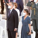 Zum Gedenken an die Opfer der Covid-19-Pandemie vor dem Königlichen Palast in Madrid wählt Königin Letizia einen dunklen, schlichten Look. Zu einem besticktem Kleid von Bottega Veneta kombiniert sie schwarze Pumps von Manolo Blahnik und eine dazu passende Clutch von Carolina Herrera. Eine unaufgeregte, jedoch stilvolle Wahl.