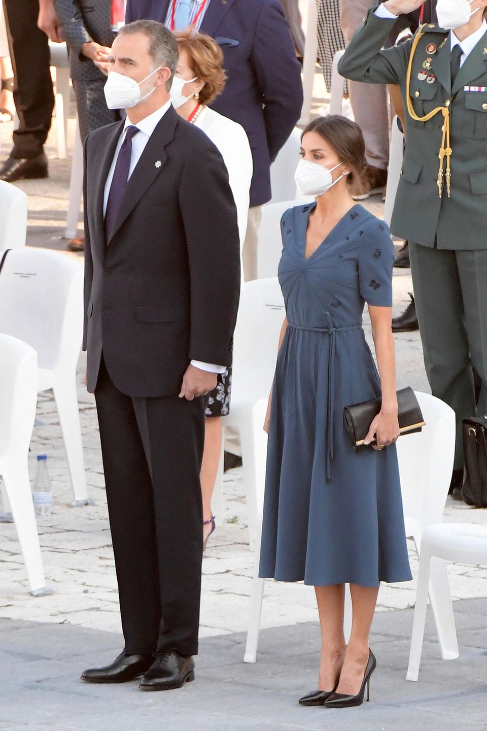 Zum Gedenken an die Opfer der Covid-19-Pandemie vor dem Königlichen Palast in Madrid wählt Königin Letizia einen dunklen, schlichten Look. Zu einem besticktem Kleid von Bottega Veneta kombiniert sie schwarze Pumps von Manolo Blahnik und eine dazu passende Clutch von Carolina Herrera. Eine unaufgeregte, jedoch stilvolle Wahl. Zum Gedenken an die Opfer der Covid-19-Pandemie vor dem Königlichen Palast in Madrid wählt Königin Letizia einen dunklen, schlichten Look. Zu einem besticktem Kleid von Bottega Veneta kombiniert sie schwarze Pumps von Manolo Blahnik und eine dazu passende Clutch von Carolina Herrera. Eine unaufgeregte, jedoch stilvolle Wahl.