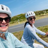 Die Freundinnen Monica Meier-Ivancan und Jana Ina Zarrella erholen sich bei ihrem gemeinsamen "Girls-Trip" auf Sylt. Neben Faulenzen im Strandkorb und einem ausgedehnten Spaziergang am Meer gehört auch eine Radtour über die schöne Insel zum Programm.