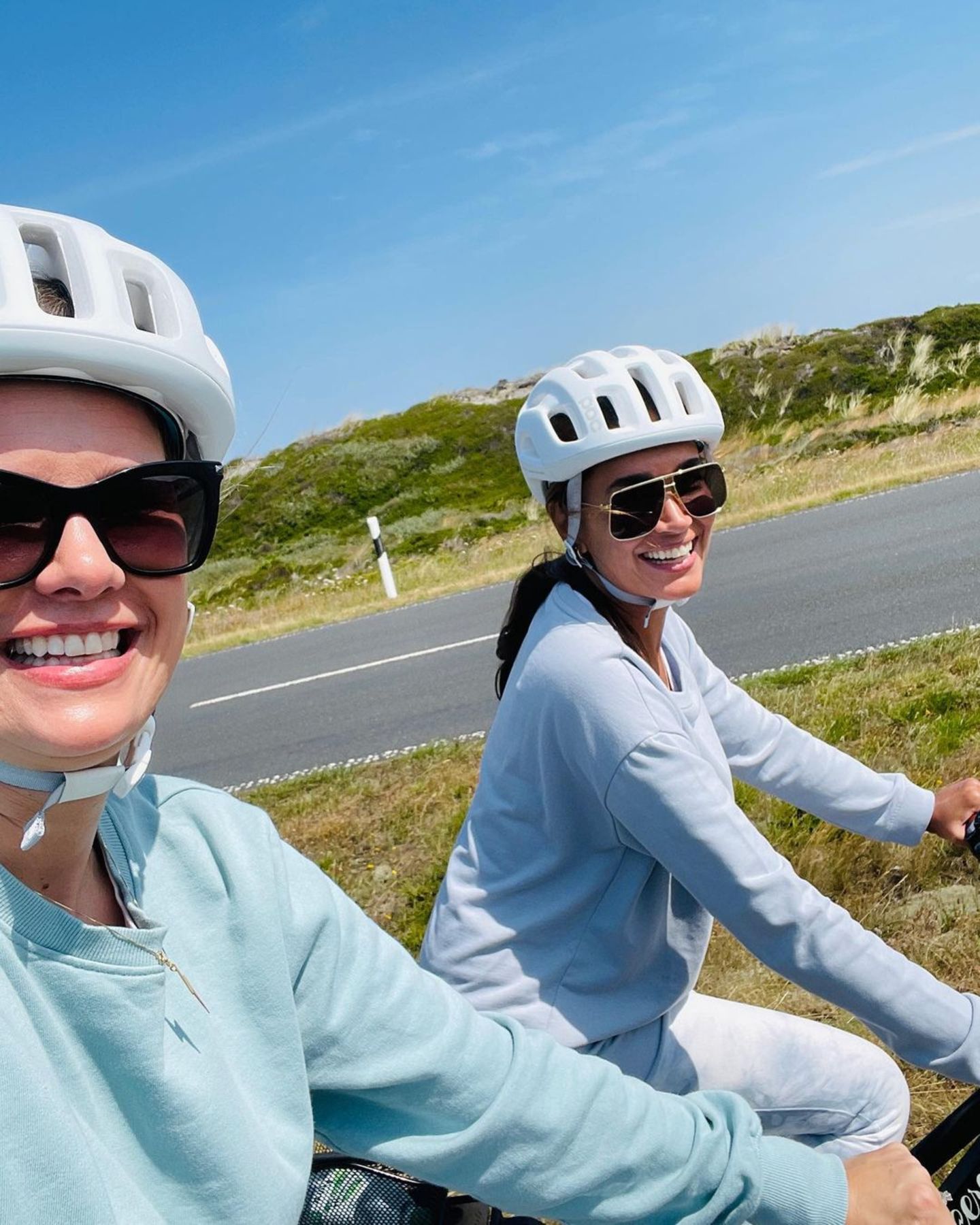 Die Freundinnen Monica Meier-Ivancan und Jana Ina Zarrella erholen sich bei ihrem gemeinsamen "Girls-Trip" auf Sylt. Neben Faulenzen im Strandkorb und einem ausgedehnten Spaziergang am Meer gehört auch eine Radtour über die schöne Insel zum Programm.