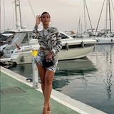 Auch Georgina Rodríguez macht beim Zebra-Trend mit. In eleganter Pose lässt sie sich am Jachthafen in einem hautengen Kleid von Roberto Cavalli fotografieren. Und da das Kleid wohl nicht animalisch genug ist, setzt die Frau von Ronaldo mit einem Gürtel in Tiger-Optik noch einen oben drauf. Der Safari-Trend ist wohl vor allem bei Spielerfrauen beliebt! 