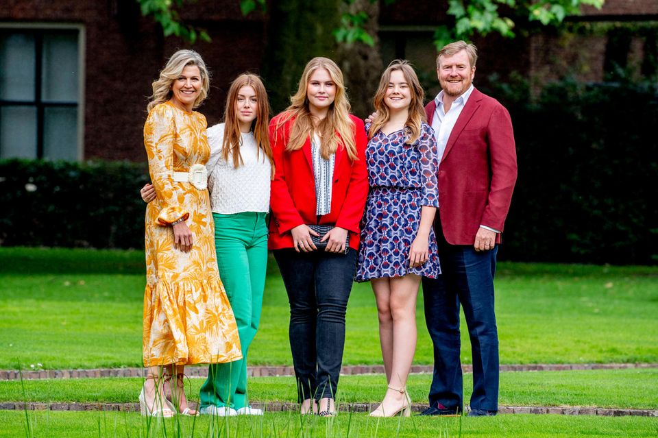 Königin Máxima, König Willem-Alexander und ihre drei Töchter, Prinzessinnen Alexia, Amalia und Ariane, strahlen beim traditionellen Sommer-Shooting um die Wette. 