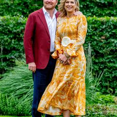Das freudestrahlende Königspaar, das seit fast zwanzig Jahren verheiratet ist, zeigt sich gewohnt vergnüglich beim Fotoshooting im Garten der königlichen Residenz.