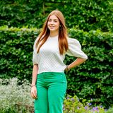 Auch Prinzessin Alexia beweist Trendgespür. Die grüne Hose mit weitem Bein von Zara bringt ihre Haarfarbe richtig zur Geltung. Besonders auffällig: Im Gegensatz zu ihren Schwestern trägt sie ausnahmsweise keine Heels, sondern lässige Sneaker.