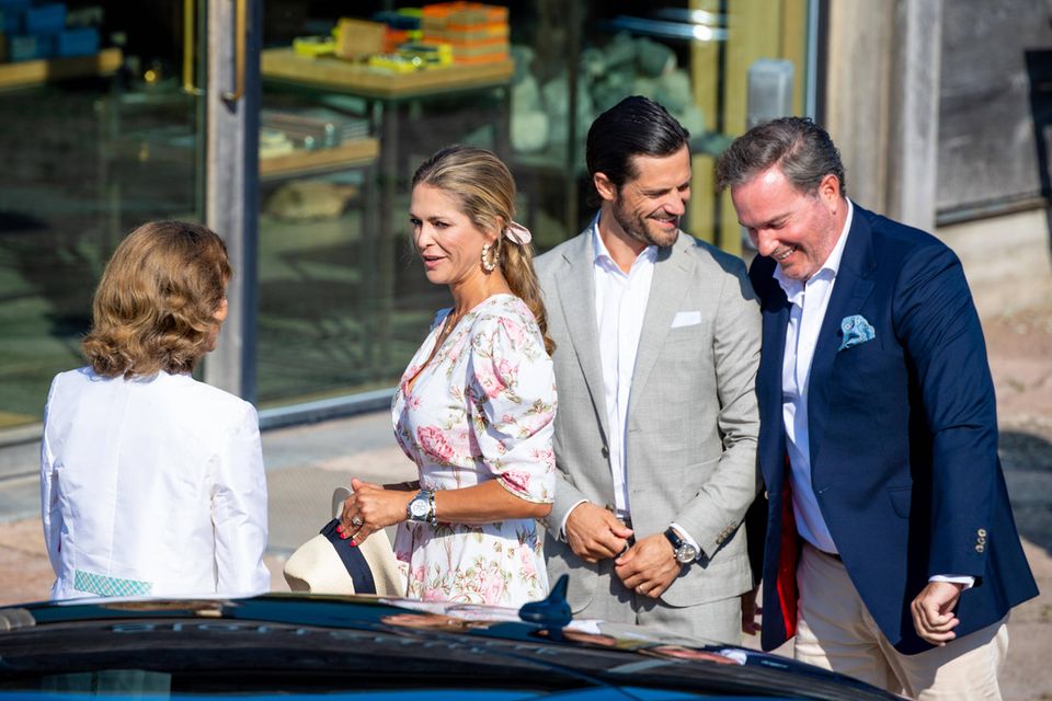 Große Freude bei den Schweden-Royals! Prinzessin Madeleine und Chris O´Neill verlängern ihren Besuch, hier mit Prinz Carl Philip (2.v.r.) und Königin Silvia (li.) beim Victoriakonzert am 14. Juli 2021.