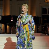 Auch diesen farbenfrohen Kimono-Look präsentiert Sharon Stone auf der Bühne.