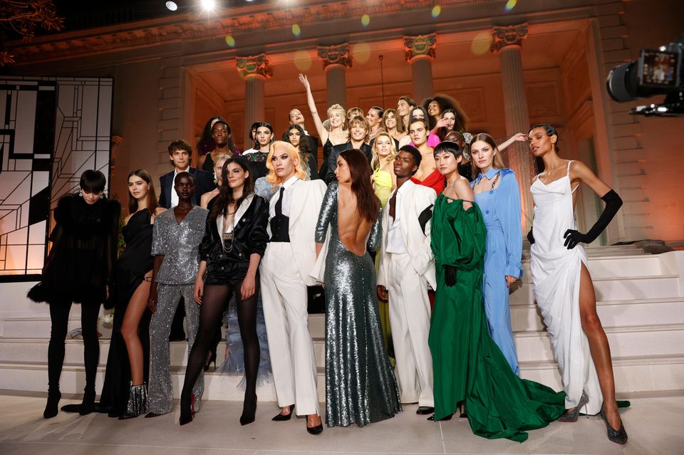 Nach der Fashion-Show posieren die vielen bekannten Models mit Gastgeberin Sharon Stone. Nach der Fashion-Show posieren die vielen bekannten Models mit Gastgeberin Sharon Stone.