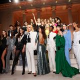 Nach der Fashion-Show posieren die vielen bekannten Models mit Gastgeberin Sharon Stone.
