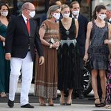 Für das Red Cross Summer Concert in Monaco werfen sich die monegassischen Royals in Schale. Prinzessin Caroline erscheint in einem fließenden braunen Kleid von Chanel und kombiniert dazu goldfarbene Pumps von Christian Louboutin. Ihren Schmuck hat sie farblich perfekt auf den Print des Kleides abgestimmt.