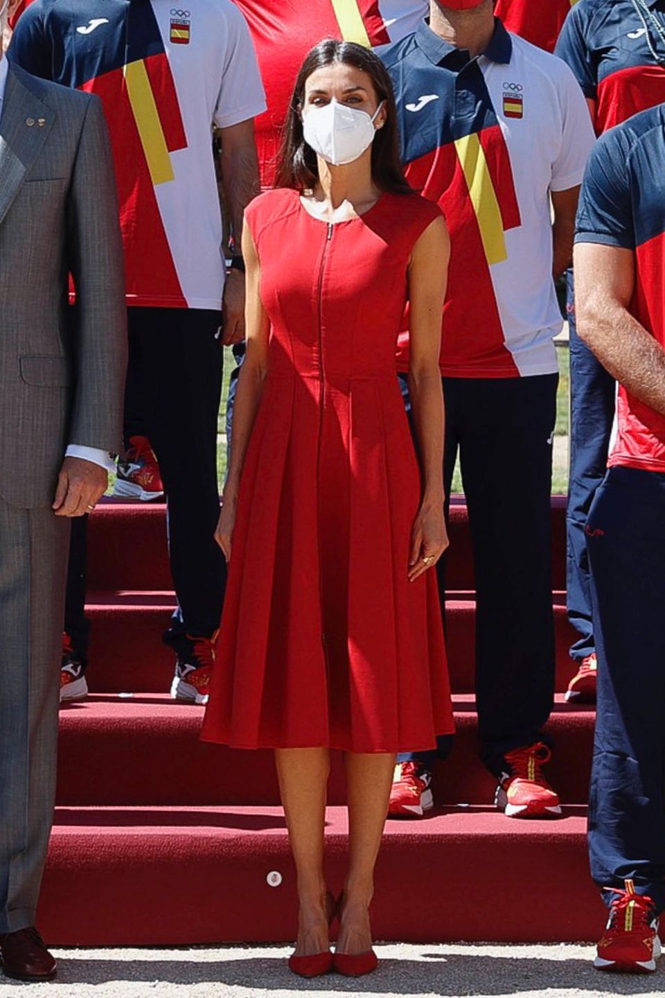 Königin Letizia setzt bei einer Audienz für Vertreter der spanischen Olympiamannschaft bei den Olympischen Spielen in Tokio im Pardo-Palast in Madrid auf ein altbewährtes Outfit. Das rote Etuikleid von Carolina Herrera wirkt auf den ersten Blick extrem schlicht. Der mittige Reißverschluss verleiht dem Dress hingegen einen Hauch Verruchtheit. In Kombination mit den farblich passenden Slingback-Pumps entsteht daraus ein eleganter Look, zu dem die Monarchin immer wieder gerne greift. Königin Letizia setzt bei einer Audienz für Vertreter der spanischen Olympiamannschaft bei den Olympischen Spielen in Tokio im Pardo-Palast in Madrid auf ein altbewährtes Outfit. Das rote Etuikleid von Carolina Herrera wirkt auf den ersten Blick extrem schlicht. Der mittige Reißverschluss verleiht dem Dress hingegen einen Hauch Verruchtheit. In Kombination mit den farblich passenden Slingback-Pumps entsteht daraus ein eleganter Look, zu dem die Monarchin immer wieder gerne greift.