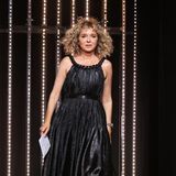 Die italienische Schauspielerin Valeria Golino schwebt im schwarzen Glamour-Look über die Bühne im Festspielhaus, wo an diesem Abend die Preise verliehen werden.