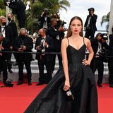 Model Xenia Tchoumi hat sich für schlichte Eleganz mit glitzernden Pünktchen entschieden.