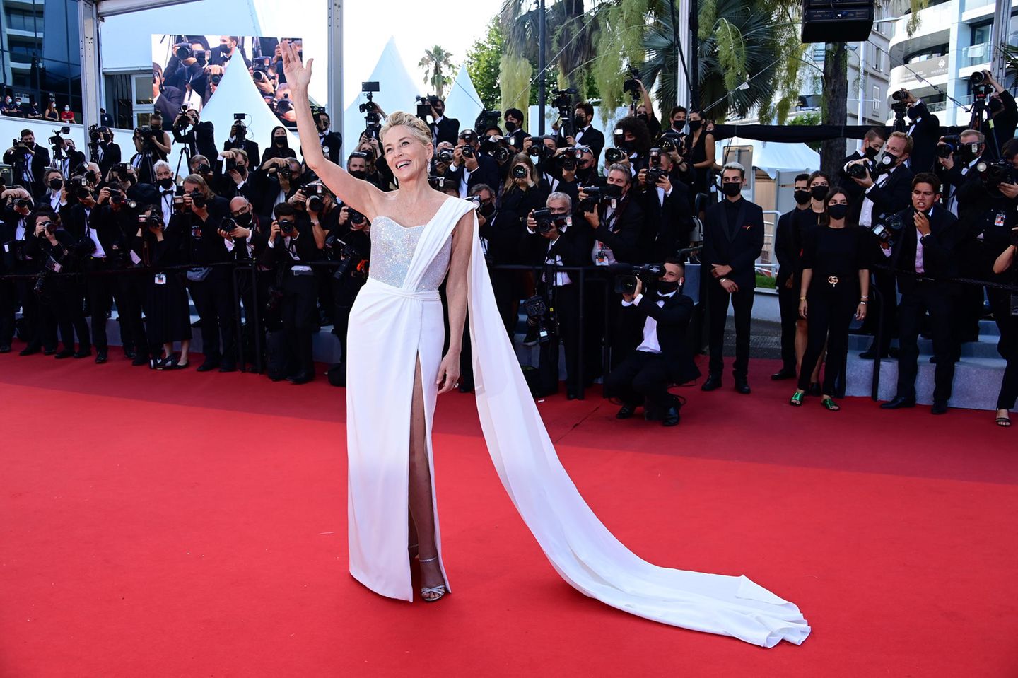 Au revoir Cannes! Die diesjährigen Filmfestspiele sind Vergangenheit und Sharon Stone verabschiedet sich auf dem roten Teppich mit diesem eleganten Glamour-Look von Dolce & Gabbana.