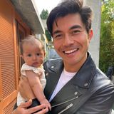 Wenn Papa Henry Golding von Dreharbeiten nach Hause kommt, will er natürlich sofort seine kleine Lyla im Arm halten. Verständlich, denn Baby Golding, geboren am 31. März 2021, ist wirklich zu goldig.