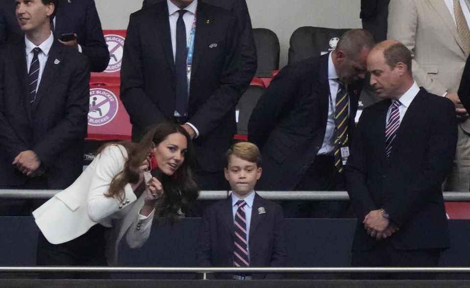 Prinz William + Herzogin Kate: Herzogin Kate, Prinz George und Prinz William beim Finale der Fußball-Europameisterschaft im Wembley-Stadion. Herzogin Kate, Prinz George und Prinz William beim Finale der Fußball-Europameisterschaft im Wembley-Stadion.