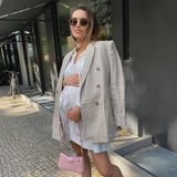Endlich zeigt Model Anna Schürrle auf Instagram ihre Babykugel. Erst vor wenigen Tagen hat sie ihre Schwangerschaft auf Instagram bekannt gegeben. In diesem weißen Blusenkleid kommt ihr Bauch richtig toll zur Geltung. Dazu trägt sie ihren Leinenblazer lässig über die Schulter geworden und die rosafarbene Tasche gibt ihrem sommerlichen Look den letzten Schliff.